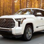 La Toyota Tundra ha sido un sinónimo de fuerza y resistencia desde su lanzamiento. Su valor de reventa se mantiene robusto, con una retención de hasta 71,3% después de cinco años. La Tundra se destaca por su motor i-FORCE Twin-Turbo V6 que genera 389 caballos de fuerza, ideal para quienes buscan potencia y durabilidad. Además, el modelo híbrido MAX, con 437 caballos de fuerza y una capacidad de remolque de 12,000 libras, sigue siendo una de las camionetas más apreciadas en el mercado, y su coste de mantenimiento es sorprendentemente razonable, con solo $7,296 a lo largo de 10 años.