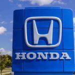 Honda ha tenido un año excepcional en cuanto a seguridad, con modelos como el Honda Pilot destacándose entre los más recomendados por el IIHS. Este SUV es ideal para aquellos que buscan un coche familiar con amplio espacio, gran comodidad y un alto nivel de seguridad. Además, el Honda Civic y el Accord también han obtenido puntuaciones excelentes, convirtiéndolos en opciones sobresalientes para quienes buscan fiabilidad y tecnología avanzada para la seguridad de sus hijos. La combinación de seguridad y eficiencia de combustible hace de Honda una de las mejores opciones familiares.