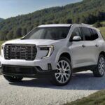 La GMC Acadia 2026 comparte la plataforma con la Traverse, pero ofrece una cabina de mayor calidad y un diseño más lujoso. Con 97,5 pies cúbicos de espacio de carga total, la Acadia es perfecta para quienes necesitan un vehículo amplio sin renunciar al lujo. Destaca por su portón trasero manos libres y la función de deslizamiento y plegado de la segunda fila, lo que permite una transición rápida entre transportar pasajeros y cargar equipo. Además, si optas por la versión Denali, disfrutarás del máximo lujo en un SUV mediano, ideal para quienes buscan comodidad y versatilidad en el mismo vehículo.