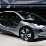 El BMW i3 es uno de esos vehículos que dividió opiniones. Con una silhueta cuadrada, llantas estrechas y ventanas desproporcionadas, el i3 no parecía algo que uno esperaría de una marca de lujo. A pesar de su interior futurista, con materiales sostenibles y un enfoque minimalista, su diseño exterior dejaba a muchos preguntándose si BMW estaba tratando de ser innovador o simplemente excéntrico. Aunque fue aplaudido por su contribución al transporte urbano, el i3 nunca logró ser un icono de estilo.