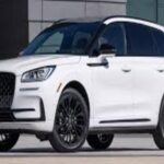 Precio inicial: $41,230
El Lincoln Corsair es el SUV más pequeño de la marca, pero no por ello menos lujoso. Con un diseño elegante y un interior espacioso, destaca por su sistema de audio innovador, con alertas grabadas por la Detroit Symphony Orchestra, añadiendo un toque único a la experiencia de conducción. Este SUV de lujo es perfecto para quienes buscan algo diferente en su estilo de vida, sin perder la elegancia y las prestaciones de un vehículo de alta gama.