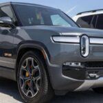 Si lo tuyo es el off-road y buscas un SUV eléctrico robusto, el Rivian R1S es una de las opciones más destacadas. Con hasta 835 hp en su configuración de doble motor, este SUV es perfecto para los amantes de la aventura. Su rango de hasta 314 millas es competitivo, pero lo que realmente lo distingue es su capacidad para enfrentar terrenos difíciles. Si buscas un SUV eléctrico con características off-road y alto rendimiento, el Rivian R1S es una opción a considerar seriamente como competidor del Model Y.