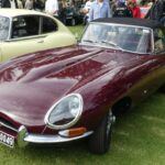 Otro clásico que ha resistido la prueba del tiempo es el Jaguar E-Type Roadster 1961. En palabras de Enzo Ferrari, este vehículo es 