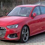 El Audi A4, un referente en la marca alemana por su confiabilidad y tracción quattro, también se encuentra en la cuerda floja. Aunque durante décadas fue sinónimo de lujo y tecnología, Audi ha decidido que el A5 tomará su lugar, con un diseño más moderno y características híbridas que responden mejor a las necesidades actuales de los conductores. La A4, aunque aún muy apreciada, es un modelo que ya no tiene cabida en una industria que busca vehículos más sostenibles y digitales.