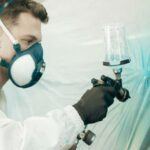 Con el aumento de la demanda de pinturas más ecológicas, muchos fabricantes han optado por pinturas a base de agua, que si bien son menos contaminantes, no son tan resistentes como las pinturas tradicionales a base de disolventes. La calidad de los materiales utilizados y la forma en que se aplica la pintura tienen un impacto directo en su durabilidad. Un proceso de aplicación incorrecto, como capas desiguales o curado inadecuado, puede comprometer la longevidad del acabado, haciendo que la pintura sea propensa a desprenderse o agrietarse.