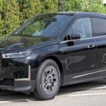 Si el precio no es un problema, el BMW iX es la opción de lujo por excelencia. Este SUV eléctrico de la marca alemana lleva la experiencia de conducción a otro nivel, ofreciendo una cabina de alta gama, acabados impecables y tecnología de punta. Aunque su diseño exterior puede ser polarizante para algunos, el iX ofrece un rendimiento excepcional, superando incluso a los modelos eléctricos de Audi y Mercedes-Benz. Ideal para quienes buscan lujo, estilo y el mejor rendimiento eléctrico, el BMW iX se mantiene como uno de los SUV más codiciados del mercado.