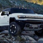 El GMC Hummer EV 3X tiene un precio de 106,945 dólares, con una configuración de tres motores eléctricos que generan 745 kW (1000 hp). Este gigante de la carretera puede acelerar de 0 a 100 km/h en solo 3.3 segundos, lo que lo coloca al nivel de superdeportivos, a pesar de su tamaño imponente. Aunque no se vende oficialmente en Europa, los importadores ofrecen esta bestia por aproximadamente 160,000 euros, y es ideal para aquellos que buscan lujo y potencia combinados en un SUV eléctrico.