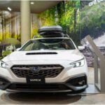El Subaru WRX es un sedán compacto que no recibe la atención que merece, pero que ha sido diseñado para ofrecer una conducción emocionante. Equipado con tracción en las cuatro ruedas y un motor turboalimentado, el WRX es perfecto para quienes disfrutan de un manejo preciso y una aceleración trepidante. Su ADN inspirado en el rally se traduce en una conducción ágil y divertida, ideal para carreteras sinuosas y condiciones meteorológicas difíciles. A pesar de su imagen deportiva, el WRX es sorprendentemente práctico, con un maletero decente y espacio suficiente para adultos en los asientos traseros. Su precio asequible lo convierte en una opción increíblemente accesible para quienes buscan rendimiento a bajo costo.