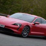 El Porsche Taycan se ha ganado su lugar como uno de los mejores coches eléctricos de alto rendimiento en el mercado. Equipado con la batería Performance Plus de 93.4 kWh, este coche puede recorrer hasta 318 millas con una sola carga. Lo que realmente distingue al Taycan es su capacidad de carga ultrarrápida de 270 kW, permitiendo cargar del 10% al 80% en apenas 20 minutos. Si buscas un coche eléctrico que combine rendimiento de lujo y autonomía, el Taycan es una opción que no puedes dejar pasar.