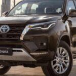 El Toyota Fortuner 2026 lleva la robustez a un nuevo nivel. Con su motor diésel turboalimentado de 2.8 L y asistencia eléctrica de 48V, este SUV es perfecto para aquellos que buscan un vehículo potente y resistente para todo tipo de terrenos. Basado en la nueva generación de la Toyota Hilux, el Fortuner ofrece una excelente combinación de fuerza, durabilidad y tecnología avanzada. Si eres un amante de la conducción todo terreno, este modelo promete ser una excelente opción para conquistar cualquier camino.