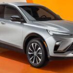 El Buick Envista 2025 lleva el concepto de SUV compacto premium a un nuevo nivel. Con un diseño exterior moderno y deportivo, refleja la visión futura de la marca, mientras que el interior ofrece materiales de alta calidad, amplio espacio y un confort superior. La pantalla de infoentretenimiento de 11 pulgadas es uno de sus principales atractivos, junto con un conjunto de ayudas de conducción y seguridad avanzadas. Este crossover combina elegancia, tecnología y practicidad, haciendo de él una opción destacada en su segmento.