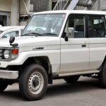 Casi a la par con el Sequoia, el Toyota Land Cruiser tiene una impresionante esperanza de vida de 280,236 millas. Este SUV de lujo es muy apreciado por su capacidad para enfrentarse a todo tipo de terrenos sin perder su comodidad y fiabilidad. El Land Cruiser ha sido durante años la opción de los aventureros y las familias que buscan un vehículo resistente, capaz de ofrecer una conducción cómoda tanto en la ciudad como en condiciones extremas fuera de carretera. Su construcción sólida y su tecnología avanzada lo convierten en un modelo que puede durar muchas décadas con el cuidado adecuado.