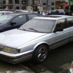 El Sterling 825, lanzado entre 1987 y 1991, es un ejemplo de cómo una colaboración internacional puede salir mal. Fabricado por Austin Rover en asociación con Honda, este modelo no tardó en mostrar sus defectos. Los componentes eléctricos baratos causaban fallos constantes, la pintura no se adhería correctamente y el óxido era un problema frecuente. Estos fallos llevaron a la marca a una desaparición rápida en el mercado norteamericano. Los consumidores se sintieron engañados por la falta de calidad, lo que resultó en la retirada de los coches Sterling del mercado.
