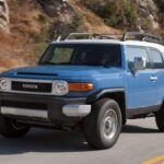 El Toyota FJ Cruiser fue un SUV que capturó la atención por su diseño único y su capacidad todoterreno. A pesar de que Toyota ha lanzado una amplia gama de SUV en los últimos años, el FJ Cruiser sigue siendo un modelo muy deseado. A pesar de su discontinuación, su diseño tan particular, junto con su robustez, sigue atrayendo a nuevos propietarios. Si Toyota decidiera revivirlo, las ventas serían un éxito rotundo, ya que los ejemplares usados aún tienen precios elevados en el mercado de segunda mano.