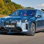 El BMW iX es un SUV de lujo que no sacrifica la autonomía por el diseño. El modelo xDrive60 M Sport de 2025 tiene una autonomía oficial de 426 millas, lo que lo coloca por encima de varios competidores como el Volvo EX90, que solo ofrece 385 millas. Además, el BMW iX destaca por ser extremadamente silencioso y ofrece una calidad de conducción excepcional, especialmente con la suspensión neumática en su versión M70, lo que mejora aún más la experiencia de viaje.