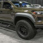 La Chevrolet Colorado 2026 dio un paso atrás en diseño y rendimiento. El motor turbo de 2.7L, aunque suena bien sobre el papel, no se traduce en un rendimiento decente en la vida real, especialmente cuando se combina con una transmisión que parece no saber qué marcha elegir. El interior está dominado por plásticos duros, y el sistema de infoentretenimiento de 11 pulgadas, aunque grande, no compensa el mal manejo y la falta de refinamiento. Aunque el paquete Z71 para off-road intenta mejorar la situación, sigue siendo una camioneta pesada y torpe.