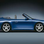 El Porsche 911 Carrera de la generación 997 (fabricado entre 2005 y 2012) es uno de los deportivos más emblemáticos que ha existido. Su motor bóxer de 6 cilindros y 3.6 litros con hasta 325 caballos de fuerza ofrece una conducción ágil y placentera. Aunque el 911 es conocido por su rendimiento, la versión 997 destaca por ser sorprendentemente cómoda para el uso diario. Con asientos traseros útiles para viajes cortos y un interior de alta calidad, este coche no solo es rápido, sino también cómodo para el día a día. Además, se pueden encontrar modelos de segunda mano a partir de 30,000 dólares, lo que lo convierte en una opción inteligente para los entusiastas de los coches que buscan un deportivo de lujo a un precio razonable.