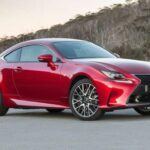 Lexus, la división de lujo de Toyota, sigue siendo una de las marcas más fiables del mercado. En 2025, continúa dominando las clasificaciones de fiabilidad, ubicándose constantemente en las primeras posiciones de los rankings de Consumer Reports. Esta marca japonesa es famosa por fabricar autos que duran toda la vida, con un rendimiento impresionante y tecnología avanzada. Cuatro modelos de Lexus, incluyendo el RX y el ES, recibieron calificaciones por encima del promedio, mientras que tres modelos obtuvieron una calificación media. Sin duda, Lexus sigue siendo sinónimo de fiabilidad y lujo.