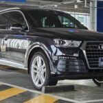 El Audi Q7 2024 destaca por su combinación de lujo y practicidad, convirtiéndose en una opción predilecta para quienes buscan versatilidad sin renunciar a la comodidad. Su espacioso interior ofrece tres filas de asientos con capacidad para hasta siete pasajeros, ideal para familias. El sistema de tracción integral Quattro de Audi garantiza que el Q7 pueda desenvolverse con facilidad en diversas condiciones de conducción.
En su interior, el Q7 incorpora el Audi Virtual Cockpit, una pantalla digital que ofrece una experiencia de conducción personalizable. El sistema de infoentretenimiento MMI es intuitivo y pone a tu alcance la navegación, el entretenimiento y la configuración del vehículo. La combinación de tecnología de vanguardia, amplio espacio y un rendimiento excepcional del Q7 lo convierten en una opción completa para los amantes de los SUV de lujo.