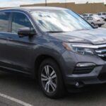 Con un motor V6 de 3.5L que entrega 280 caballos de fuerza, el Honda Pilot es otro modelo destacado en términos de fiabilidad. Compartiendo componentes con el Accord y el Ridgeline, el Pilot tiene una reputación sólida de durabilidad. Su transmisión y sistema de refrigeración están diseñados para soportar el uso a largo plazo. Con un mantenimiento adecuado, muchos Pilots superan las 300,000 millas, convirtiéndolo en una opción confiable para familias que buscan un SUV espacioso y de larga duración.