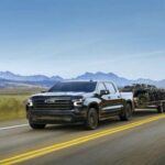 La Toyota Tacoma 2026 no necesitaba reinventarse, pero lo hizo. Con su nuevo sistema híbrido i-FORCE MAX, entrega una impresionante potencia de 326 hp, manteniendo una eficiencia de combustible que sorprende. La versión TRD Pro ahora viene con amortiguadores Fox QS3, que suavizan el viaje en caminos difíciles. El interior también ha mejorado, con materiales de mayor calidad y una pantalla táctil de 14 pulgadas fácil de usar. Además, su sistema Multi-Terrain Monitor facilita la navegación por terrenos difíciles.

Puntos fuertes: Potencia híbrida, capacidad off-road superior, excelente valor de reventa.

Desventajas: El radio de giro sigue siendo algo grande, lo que puede dificultar maniobras en espacios reducidos.