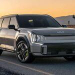 El Kia EV9 GT es uno de los SUV eléctricos más potentes que se lanzarán en los próximos años. Con una potencia de 502 caballos de fuerza, este SUV de siete plazas acelera de 0 a 100 km/h en solo 4.6 segundos, colocándose a la par con vehículos como el BMW iX y el Porsche Macan. Además, ofrece un interior extremadamente versátil que lo hace ideal para familias. Con la adición de sonidos simulados de caja de cambios y motor, similares a los del Hyundai Ioniq 5 N, el EV9 GT promete ser una experiencia de conducción emocionante y moderna. Este modelo es perfecto para quienes buscan un SUV eléctrico rápido y funcional.