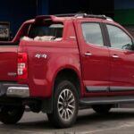 La Chevrolet Colorado regresó al mercado de las camionetas medianas con grandes expectativas, especialmente debido a su motor diésel y su precio competitivo. Sin embargo, muchos propietarios de los modelos fabricados entre 2015 y 2018 reportaron problemas de calidad de fabricación. Ruidos extraños, chirridos y paneles mal ajustados en el interior fueron quejas frecuentes. Estos problemas de ensamblaje no solo afectaron la estética, sino que también comprometieron la durabilidad del vehículo, lo que hizo que la percepción de calidad fuera muy negativa. Estos fallos afectaron gravemente la reputación de la Colorado, que prometía ser una opción fiable en el segmento de camionetas medianas.