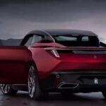 Precio: $30 millones.
Exclusividad: Cuatro unidades a nivel mundial.
Inspirado por la Rosa Negra Baccara, este modelo de Rolls-Royce tiene detalles únicos, como madera negra personalizada y una pintura que cambia de tonalidad, lo que refuerza su carácter exclusivo. Este coche no solo destaca por su precio, sino por su diseño inspirado en la naturaleza y la sofisticación artesanal.