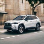 El Toyota Corolla Cross combina la postura robusta de un SUV con proporciones elegantes que recuerdan a su hermano sedán. Las líneas de carácter nítidas, que van del capó al pilar C, y los faros LED delgados dan al vehículo una cara confiada. El interior también impresiona con superficies de tablero estratificadas y asientos SofTex disponibles que elevan el ambiente de la cabina más allá de lo esperado por su precio. Además, el control de clima de dos zonas y la pantalla táctil de 8 pulgadas aseguran que estilo y confort vayan de la mano en todo momento.