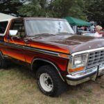 La Ford Bronco es otra leyenda que, aunque sigue siendo recordada con cariño, ha quedado atrás en cuanto a relevancia. Introducida en 1966, la Bronco era sinónimo de aventura, libertad y fiabilidad en terrenos difíciles. Con su diseño robusto y capacidades todoterreno destacadas, la Bronco cautivó a los conductores durante décadas. Sin embargo, a pesar de su regreso reciente, la versión moderna no ha logrado recuperar del todo el espíritu original de la Bronco, y se enfrenta a una dura competencia de modelos más modernos y con mejor tecnología.