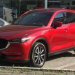 El Mazda CX-5 ha sido elogiado por su manejo deportivo y su diseño elegante. El modelo 2018 ofrece una combinación atractiva de estilo, rendimiento y practicidad, con un interior de alta gama y una dirección precisa. Los mecánicos recomiendan el CX-5 por su fiabilidad y costos de mantenimiento bajos, haciendo de este SUV una elección inteligente para aquellos que desean un vehículo que sea tanto divertido de conducir como confiable.

Puntos fuertes: Manejo deportivo, bajo mantenimiento, diseño elegante.

Desventajas: El espacio en el maletero puede ser algo limitado para algunos.