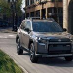 El Toyota RAV4 2026 es una completa revolución para uno de los SUVs más confiables y vendidos de Estados Unidos. Todos los modelos RAV4 serán ahora híbridos o híbridos enchufables (PHV), eliminando las versiones a gasolina. Con hasta 236 caballos de fuerza en la versión híbrida convencional y hasta 320 caballos en la versión PHV, el RAV4 2026 ofrece una aceleración explosiva y hasta 80 km de autonomía eléctrica pura. Su capacidad de carga rápida y la posibilidad de remolcar hasta 1,590 kg hacen de este modelo una opción versátil y ecológica. Además, el interior digitalizado con una pantalla de hasta 12,9 pulgadas pone a este SUV a la vanguardia.