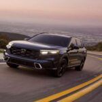 El Honda CR-V sigue siendo una opción confiable y segura para 2025. Este SUV compacto es ideal para quienes buscan un coche cómodo y seguro. Equipado con Honda Sensing®, un conjunto de tecnologías avanzadas de asistencia al conductor, el CR-V ofrece sistemas como el Sistema de Frenado de Mitigación de Colisiones, Asistencia de Mantenimiento de Carril, Mitigación de Salida de Carril y Control de Crucero Adaptativo. Además, ha obtenido altas calificaciones en las pruebas de choque, lo que lo convierte en una opción segura y fiable para cualquier conductor.