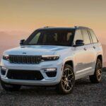 El Jeep Grand Cherokee, con un precio de inicio de $38,490, también entra en la lista de autos a evitar para los jubilados. Aunque ofrece mayor comodidad que el Wrangler, sigue presentando un precio elevado y un consumo de combustible relativamente alto. Para aquellos con una pensión fija, este tipo de vehículo puede resultar una carga económica innecesaria. La altura del vehículo también puede ser un problema, ya que facilita el acceso más difícil.