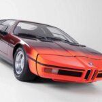 El BMW E25 Turbo fue un adelanto de lo que luego sería el BMW M1. Con un motor central y una carrocería de composite, el E25 parecía un automóvil de carreras para la calle. Este prototipo estaba equipado con sistemas de frenado avanzados, como el radar para evitar colisiones, algo que anticipaba la seguridad moderna. Aunque BMW lo mostró en salones de automóviles y fue bien recibido, el modelo nunca llegó a producirse debido a la alta complejidad de fabricación y las prioridades cambiantes de la marca. Sin embargo, el E25 sigue siendo una influencia clara en los diseños y en la filosofía de la marca.
