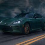 El Toyota GR86 es un coche que ha sido eclipsado por alternativas más llamativas, pero su segunda generación mejora al modelo anterior en casi todos los aspectos. Con un motor boxer de 2.4 litros que entrega 228 caballos de fuerza, el GR86 mantiene su esencia como un coche liviano, con tracción trasera y disponible con transmisión manual. Su precio, alrededor de $30,000, lo convierte en un vehículo de rendimiento accesible que prioriza la experiencia del conductor sobre los tiempos de vuelta en pista. Es un coche con un enfoque en la diversión, ideal para los entusiastas que buscan un modelo genuino y asequible.