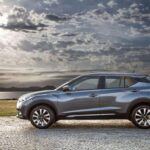 El Nissan Kicks 2024, hermano menor del Rogue, también brilla por su eficiencia en consumo de combustible, pero con una fórmula más compacta y asequible. Con un diseño urbano y práctico, es perfecto para quienes buscan un SUV que se adapte bien al entorno de la ciudad y al mismo tiempo ofrezca una excelente economía de combustible. Su tamaño más pequeño lo convierte en una opción ideal para los conductores urbanos que desean un vehículo accesible y económico, sin perder la versatilidad que caracteriza a los SUVs.
