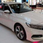 El Honda Accord 2020 continúa siendo una opción destacada en el segmento de los sedanes, gracias a su equilibrio perfecto entre rendimiento, confort y valor. Con un motor turboalimentado eficiente, el Accord ofrece una experiencia de conducción emocionante y dinámica. Su interior cuenta con materiales de alta calidad y un diseño espacioso, creando un ambiente cómodo para todos los pasajeros. Además, incluye características avanzadas de seguridad como Honda Sensing, que ayuda a prevenir colisiones y mantiene el vehículo dentro de los límites del carril, lo que mejora aún más su atractivo como opción para familias.