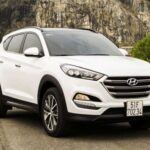 El Hyundai Tucson 2016 es un SUV compacto que destaca por su diseño actualizado y características tecnológicas de última generación para su época. Con un consumo de combustible impresionante (33 MPG combinados), el Tucson se presenta como una opción económica para quienes no quieren sacrificar espacio ni tecnología. En su interior, ofrece un espacio adecuado para cinco personas y características de seguridad como la detección de pasajeros y un sistema de frenado automático de emergencia. El precio de este modelo oscila entre los $8,000 y $9,000, lo que lo hace una opción accesible con un excelente rendimiento.