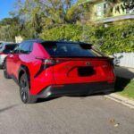 El Toyota bZ4X 2025 ha sido una opción algo discreta en el mercado de vehículos eléctricos, pero con una drástica reducción de precio de $6,000 (de $43,070 a $37,070), este SUV eléctrico se posiciona como una opción mucho más competitiva. Su batería de larga duración y el sistema de infoentretenimiento compatible con smartphones lo hacen una opción interesante, aunque otros vehículos eléctricos lo superen en varios aspectos. Con esta reducción, Toyota lo coloca como una de las alternativas más asequibles dentro de los SUVs eléctricos.