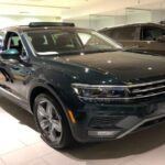 El Volkswagen Tiguan, especialmente en sus primeras versiones, es otro vehículo que los mecánicos suelen recomendar evitar. Los modelos más antiguos sufren problemas con la caja de cambios DSG y fallos en la bomba de agua, lo que puede resultar en costosas reparaciones. Aunque su diseño sigue siendo atractivo, estos problemas técnicos pueden volverse costosos rápidamente.

Puntos débiles: Fallos en la transmisión DSG y la bomba de agua.
Consejo: Si decides optar por este modelo, busca uno con un historial de mantenimiento adecuado.