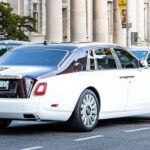 El 2025 Rolls-Royce Phantom sigue siendo el estándar de oro en términos de lujo y personalización. Con un motor V12 biturbo de 6.75L que produce 563 caballos de fuerza, el Phantom combina un rendimiento impresionante con una suavidad excepcional gracias a su suspensión de aire auto-nivelante. El interior es un paraíso de lujo, con cuero a mano, madera personalizada y el famoso techo estrellado. Cada Phantom se ajusta a las especificaciones del cliente, lo que lo convierte en un coche único en su clase. A partir de £500,000, este modelo encarna la opulencia atemporal.

Puntos fuertes: Personalización completa, diseño clásico, confort sin igual.
Consejo: Ideal para quienes buscan un coche que refleje su estatus y personalidad de manera única.