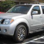 Lo peor: Problemas graves con la transmisión
Los Nissan Pathfinder de 2005 a 2010 son conocidos por ocultar un problema costoso en el radiador: el enfriador interno de la transmisión puede fallar y mezclar el refrigerante con el fluido de la transmisión (ATF). Esto daña rápidamente los empaques y rodamientos de la transmisión, lo que a menudo requiere una reparación o reemplazo completo. Este tipo de daño puede hacer que cualquier ahorro del precio bajo de compra se disipe rápidamente con una factura de servicio inesperada, un golpe desagradable para quienes viven con ingresos fijos y esperan mantener el mantenimiento simple.

Puntos negativos: Costosas reparaciones de transmisión, problemas inesperados.