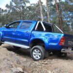 La indestructible
La Toyota Hilux es más conocida internacionalmente que en su mercado de origen, Japón, pero su reputación de indestructibilidad ha trascendido fronteras. Utilizada en condiciones extremas, desde el desierto del Sahara hasta los campos de batalla, la Hilux ha demostrado ser un vehículo resistente y fiable. Su legendaria capacidad para sobrevivir en las condiciones más duras y su fiabilidad a largo plazo han hecho de esta camioneta una favorita en todo el mundo. La Hilux es la opción ideal para aquellos que buscan una camioneta que no los deje a pie, sin importar el desafío.

Puntos destacados: Resistencia extrema, fiabilidad a largo plazo.