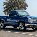 El trabajo confiable año tras año
La Chevrolet Silverado 1500 es otra de las camionetas de tamaño completo más confiables del mercado. Su motor V8 de 5.3 litros ha ganado una reputación por su larga vida útil, con miles de unidades que han superado las 300,000 millas sin problemas mayores. La clave de su fiabilidad radica en el diseño simple y probado, que evita sistemas complicados que podrían reducir la vida útil del vehículo.

El diseño sencillo y la disponibilidad de piezas han permitido a la Silverado mantenerse como una opción popular en sectores rurales y de trabajo. Con un mantenimiento adecuado, este modelo puede seguir funcionando durante décadas.

Por qué es confiable: Diseño simple y probado, con un historial comprobado de longevidad.
