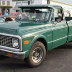 Un símbolo de versatilidad y durabilidad
La Chevrolet C/K Series, producida entre 1960 y 1998, marcó un antes y un después en la industria de las camionetas. Modelos como el Chevrolet C10 de 1972 ofrecieron una combinación de durabilidad y estilo que hizo de estas camionetas una vista común en las carreteras de Estados Unidos.

La serie C/K fue conocida por sus robustos chasis y opciones de motorización potentes, lo que les permitió afrontar trabajos pesados mientras mantenían una experiencia de conducción cómoda. Este equilibrio entre utilidad y confort permitió que la C/K Series cosechara una fidelidad de seguidores que perdura hasta el día de hoy.

Por qué es legendaria: Su durabilidad y su capacidad para combinar trabajo pesado con confort en la conducción.