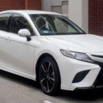 La definición de un sedán duradero
El Toyota Camry ha sido durante mucho tiempo uno de los sedanes más confiables en el mercado. Con motorizaciones que están optimizadas para la durabilidad, el Camry ofrece un arranque suave y una transmisión que funciona perfectamente incluso con el paso de los años. Los modelos híbridos cuentan con una gestión eficiente de la batería y un sistema de frenado regenerativo que extiende la vida de los frenos.

La calidad de conducción se mantiene incluso con el paso de los kilómetros, sin ruidos molestos ni deterioro en la suspensión. Además, el mantenimiento es sencillo y accesible, lo que lo convierte en una opción excelente para quienes buscan un coche confiable y cómodo para toda la familia.

Por qué es confiable: La fiabilidad y durabilidad del Camry lo han convertido en un coche para millas y millas de conducción sin problemas.