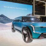 El futuro eléctrico al alcance de todos

El Kia EV9 es uno de los SUV eléctricos más esperados para 2025. Este modelo combina la practicidad y el estilo de un SUV grande con la eficiencia de un vehículo totalmente eléctrico. Con un diseño moderno y elegante, el EV9 destaca por su espacioso interior, ideal para familias. Además, su rendimiento y autonomía lo hacen una opción atractiva, con costos operativos significativamente más bajos que los de sus competidores de combustión. Kia ha comenzado a posicionarse con fuerza en el mundo de los vehículos eléctricos, y el EV9 es una prueba de ello.