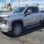 La Chevrolet Silverado 2500HD es otra pieza clave en el mundo de los camiones diésel. Su reputación por la fiabilidad y el rendimiento está bien ganada, con muchos modelos conocidos por alcanzar altas cifras de kilometraje sin problemas mayores. La longevidad de la Silverado 2500HD está respaldada por una construcción sólida y una poderosa línea de motores. Ya sea que esté transportando cargas pesadas o navegando terrenos difíciles, la Silverado 2500HD ofrece un rendimiento consistente. Su comodidad y las características tecnológicas avanzadas hacen que sea un placer conducirlo, asegurando que siga siendo una opción preferida para aquellos que buscan un camión diésel confiable.