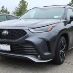 El Highlander no híbrido ha sido constantemente clasificado como uno de los SUV medianos más mantenidos a largo plazo en EE. UU. Conocido por la confiabilidad de su motor V6, supera fácilmente las 200,000 millas con el mantenimiento adecuado. Según J.D. Power, el Highlander mantiene un valor de reventa por encima del promedio incluso después de 10 años. Las familias lo mantienen debido a sus espaciosas tres filas de asientos y sus excelentes calificaciones de seguridad. Datos de iSeeCars muestran que alrededor del 18% de los propietarios del Highlander conservan su vehículo más de una década, significativamente más alto que el promedio del 12% en su segmento.